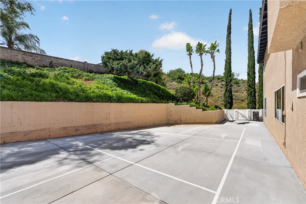 1050 N High Knoll