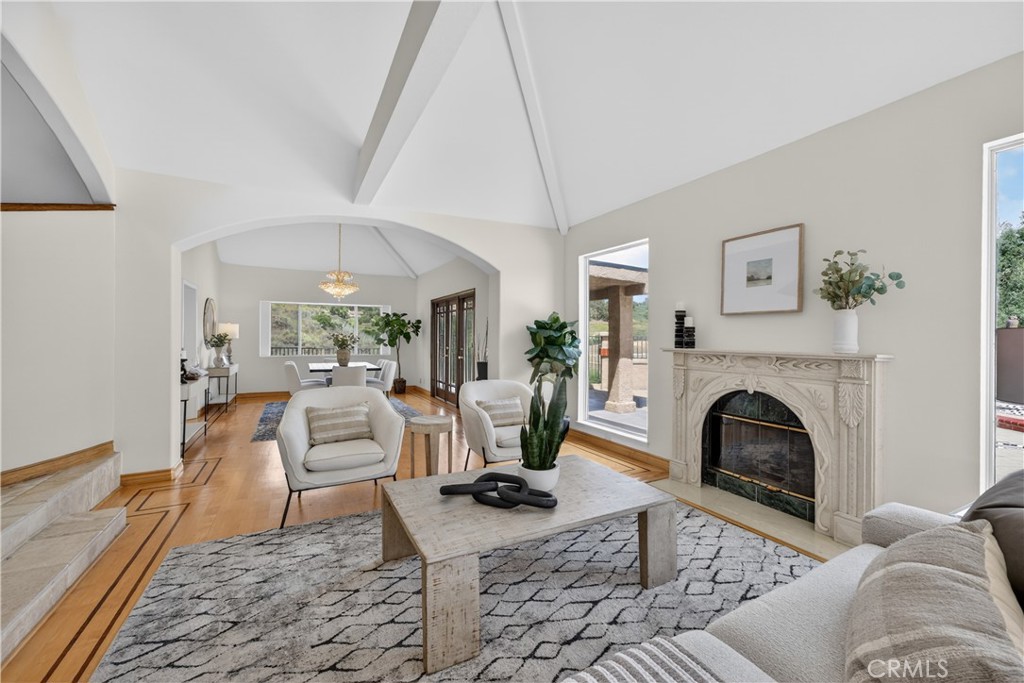 1050 N High Knoll
