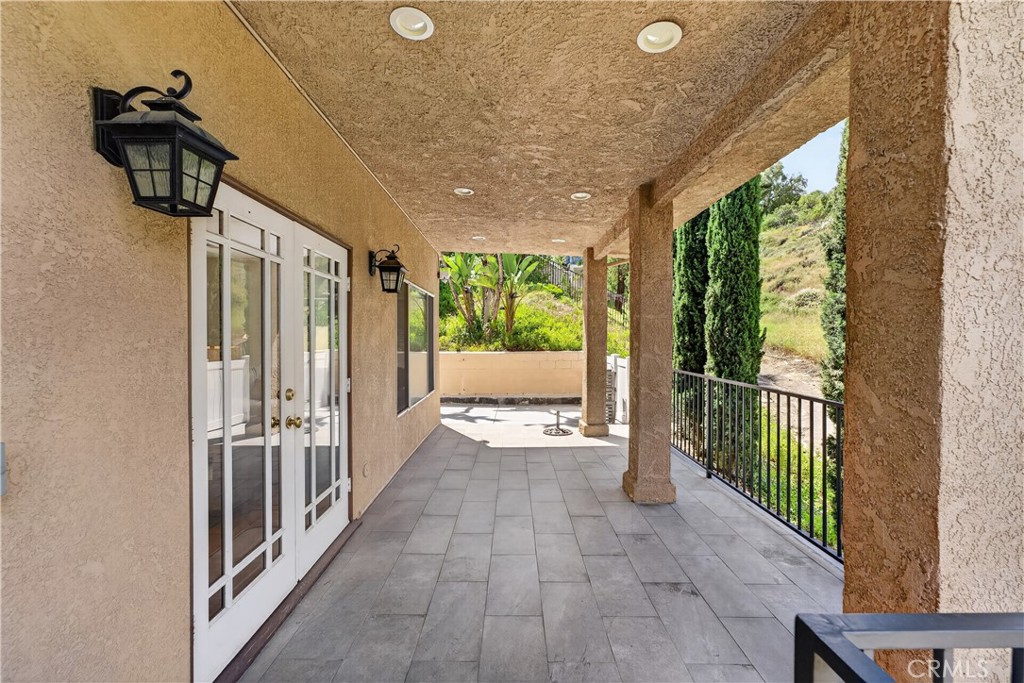 1050 N High Knoll