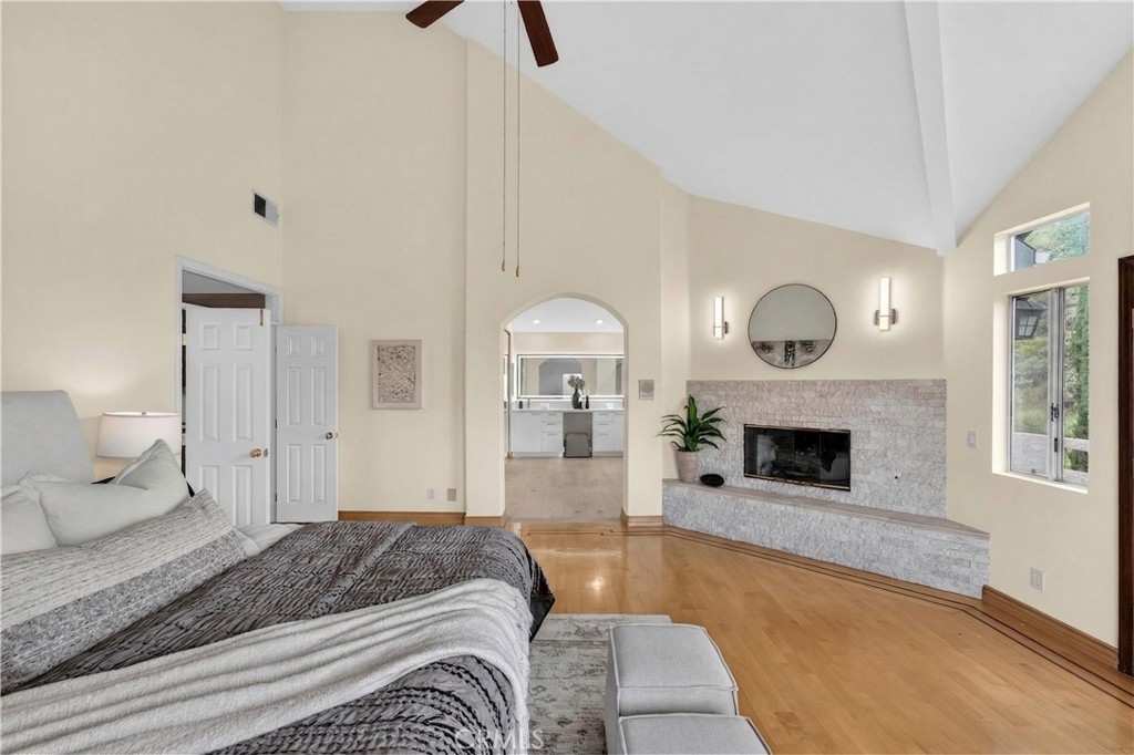 1050 N High Knoll