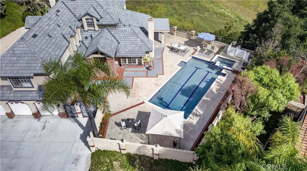 1050 N High Knoll