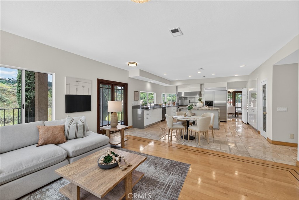 1050 N High Knoll
