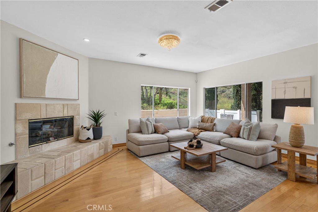1050 N High Knoll