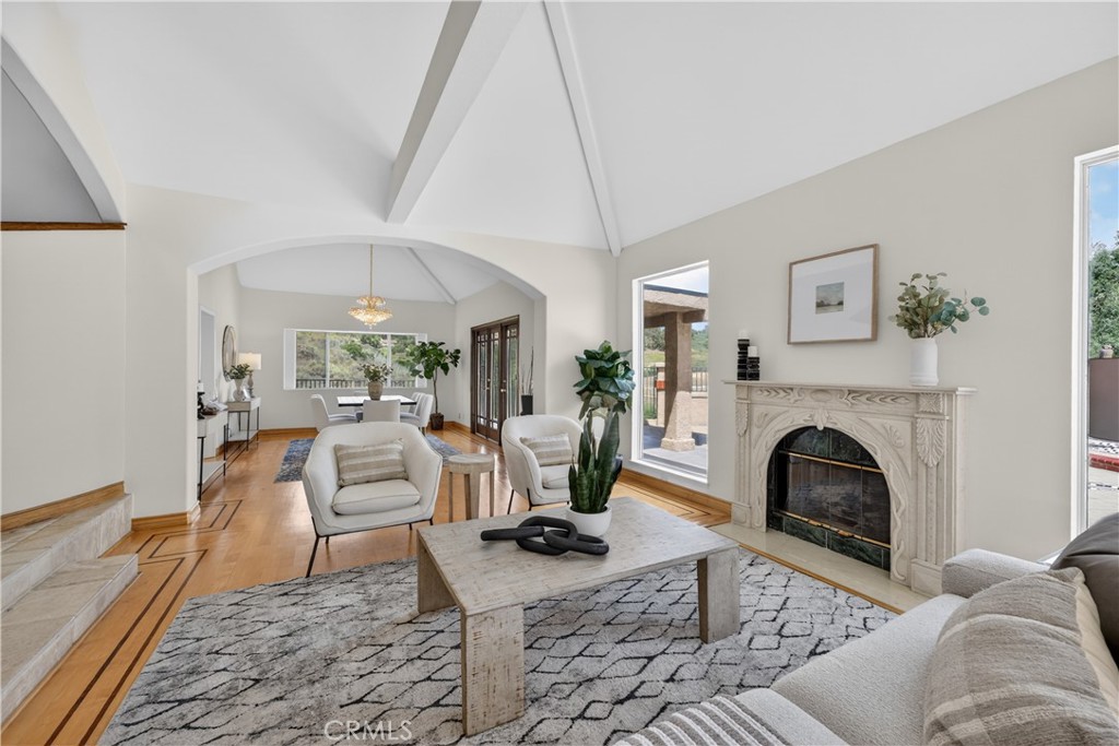 1050 N High Knoll