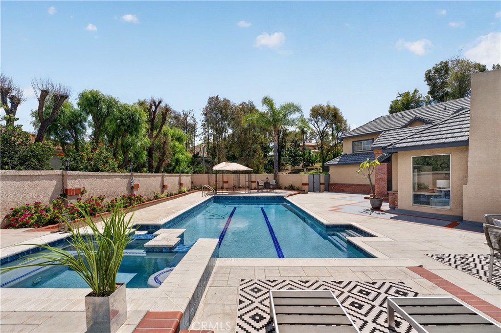 1050 N High Knoll