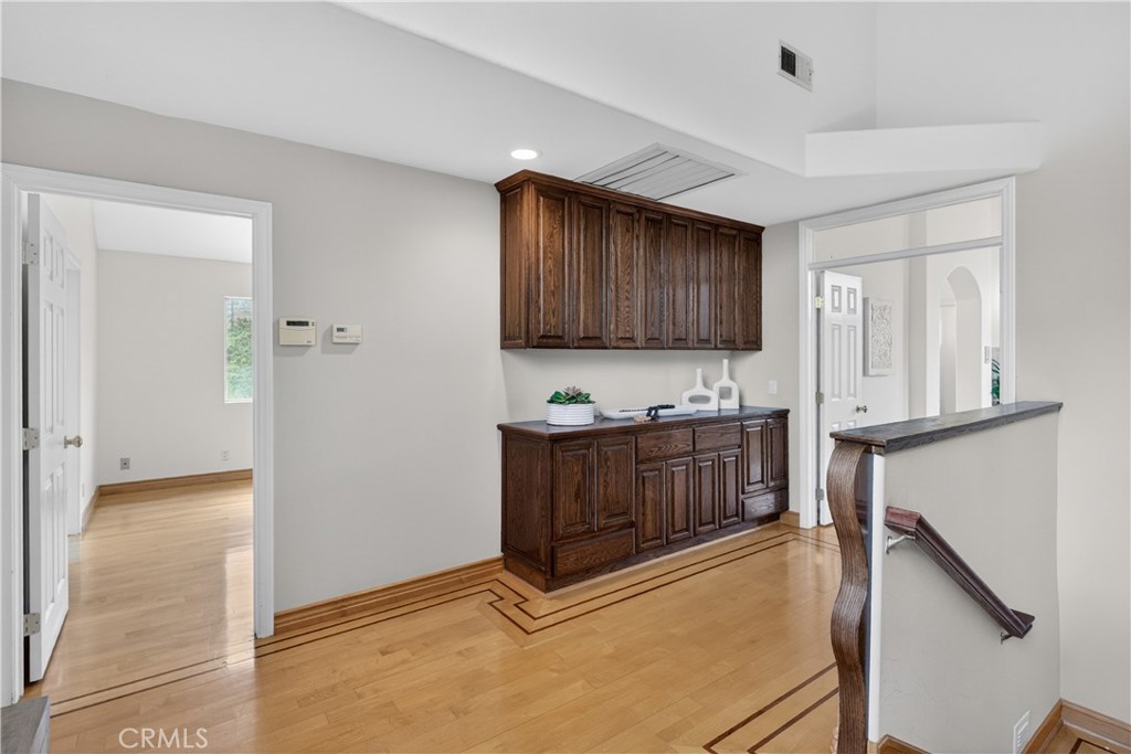 1050 N High Knoll