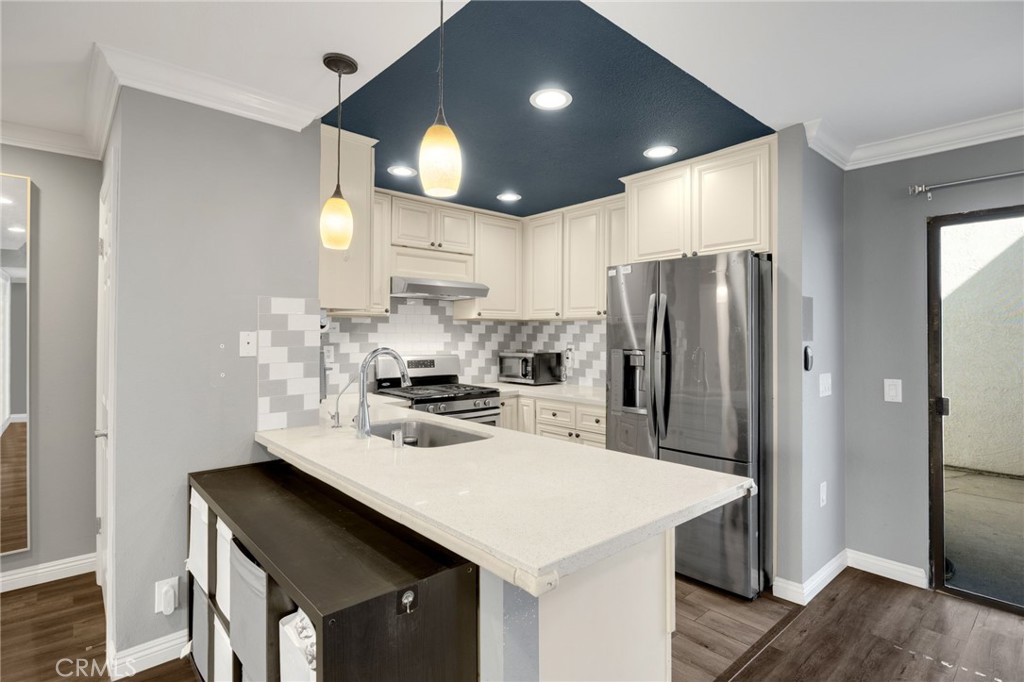 1018 E La Habra
