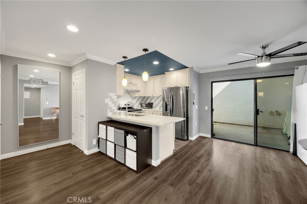 1018 E La Habra