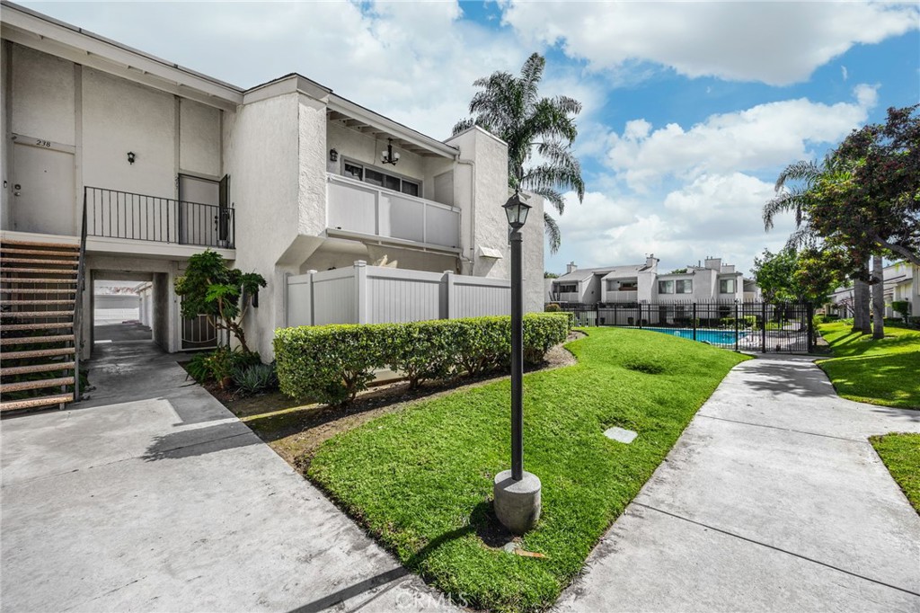 1018 E La Habra