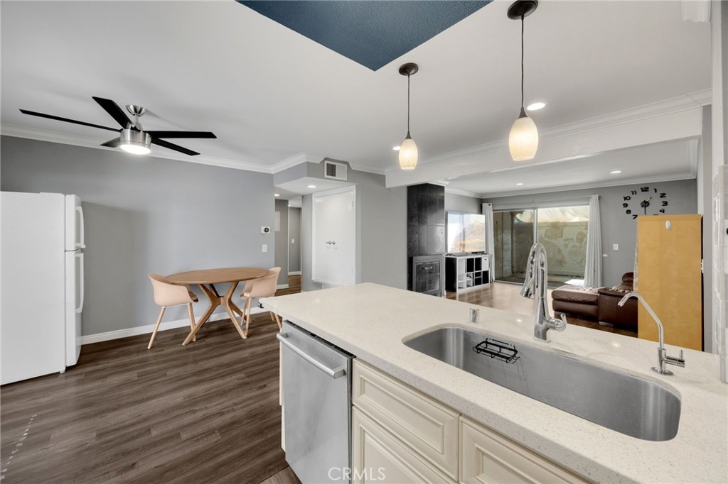 1018 E La Habra