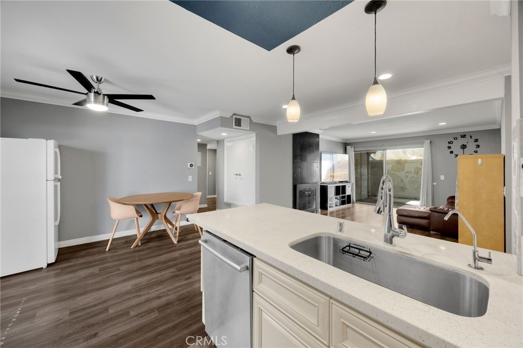 1018 E La Habra