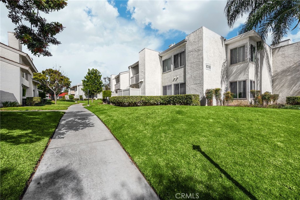 1018 E La Habra