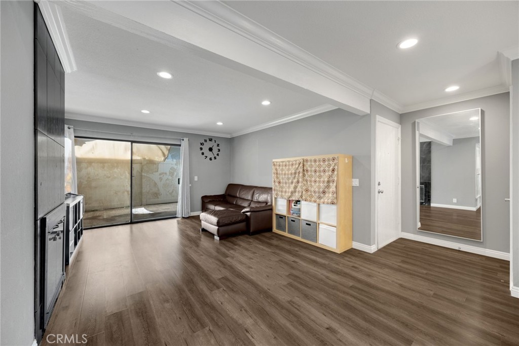 1018 E La Habra