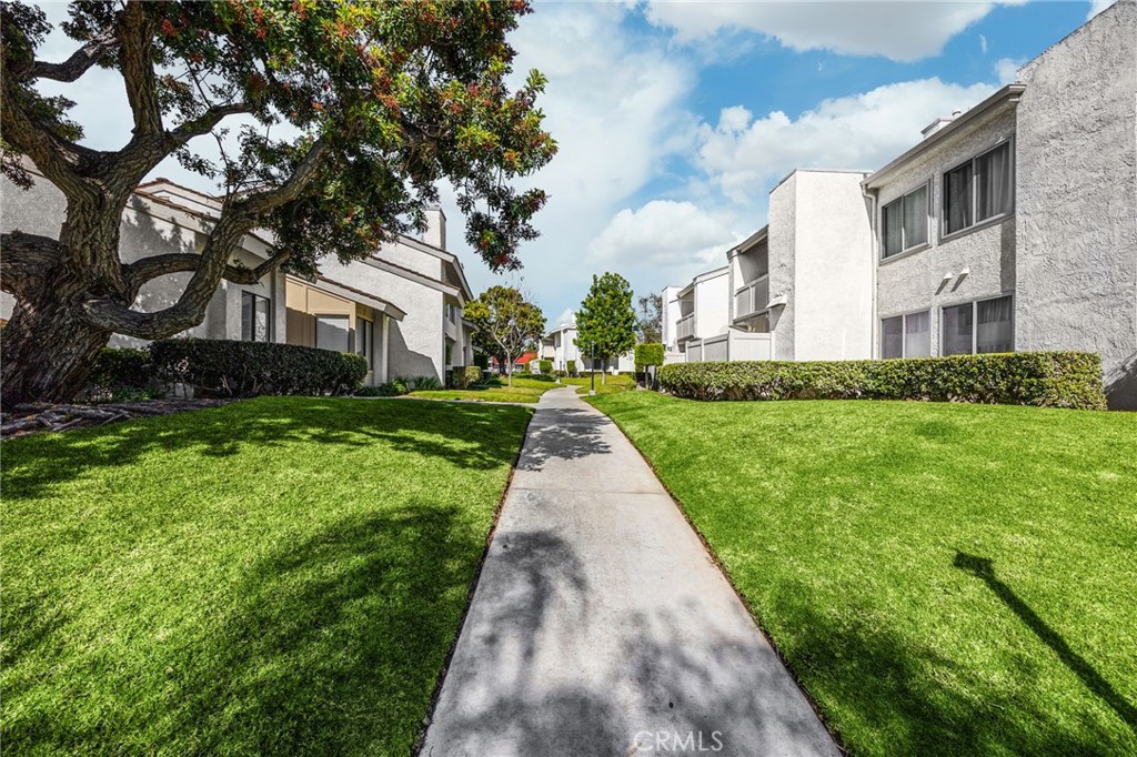 1018 E La Habra