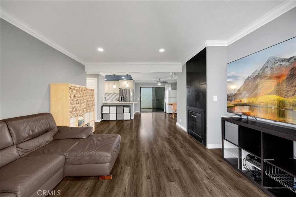 1018 E La Habra