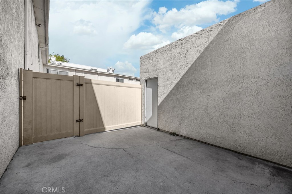 1018 E La Habra