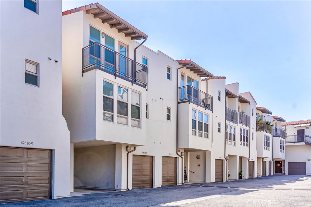 596 S Brea Boulevard