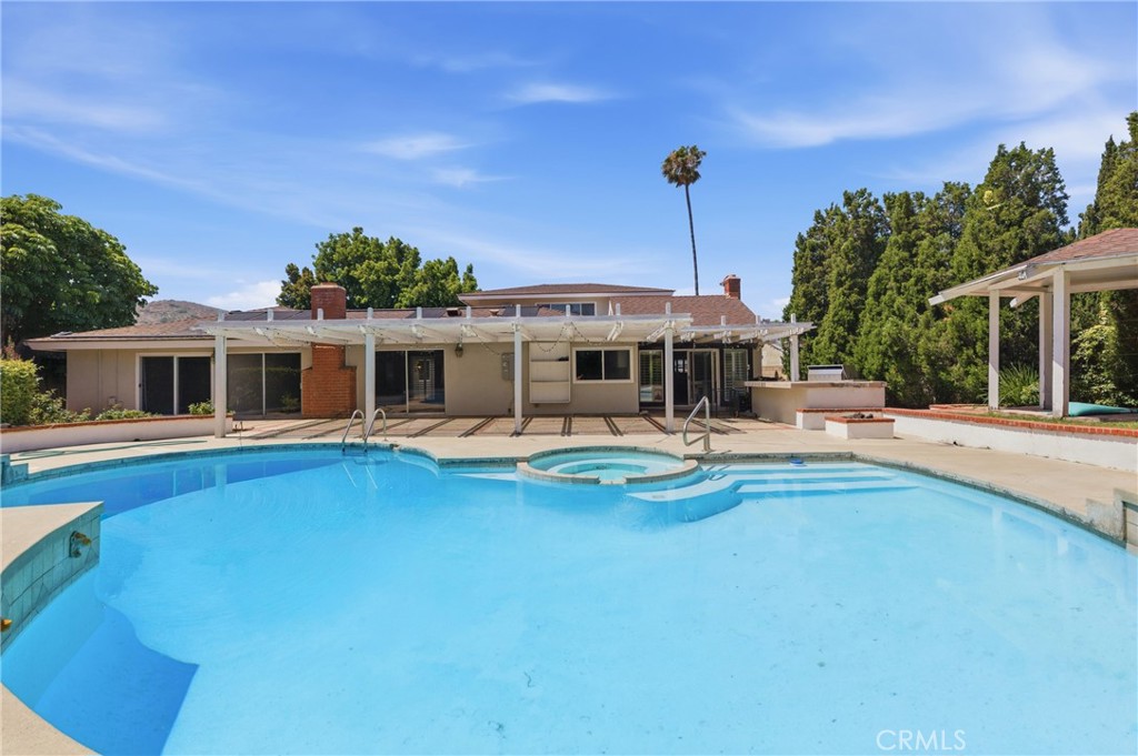 1335 N Sarita