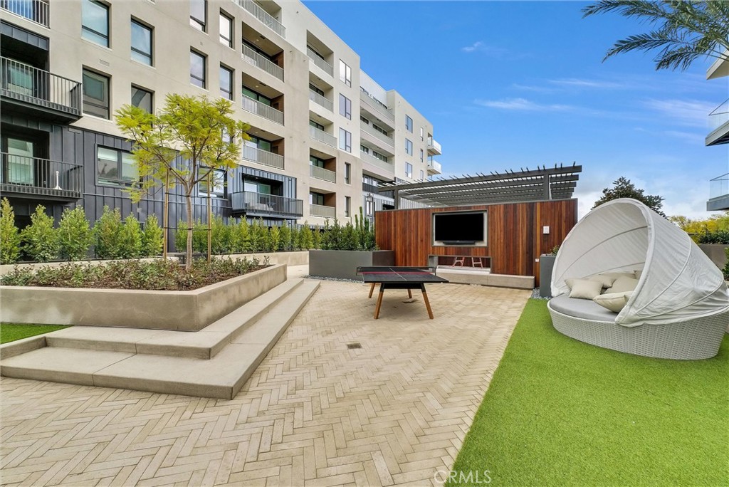2205 Rivington