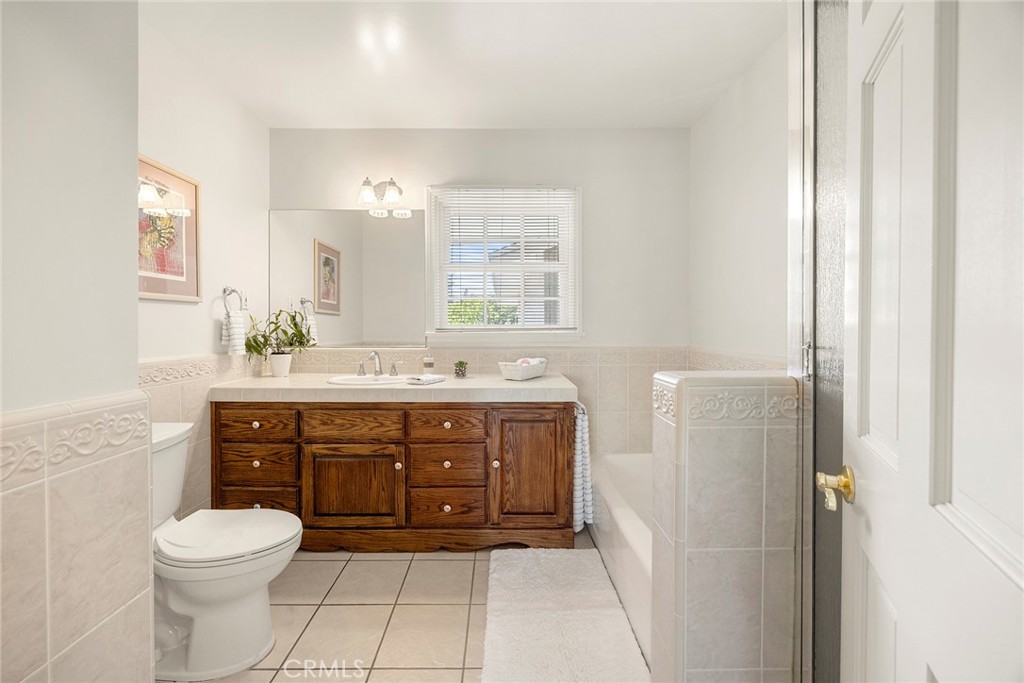 1104 Cerritos