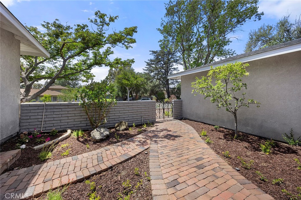 1104 Cerritos