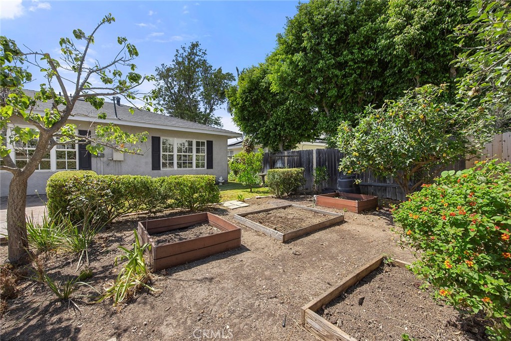 1104 Cerritos