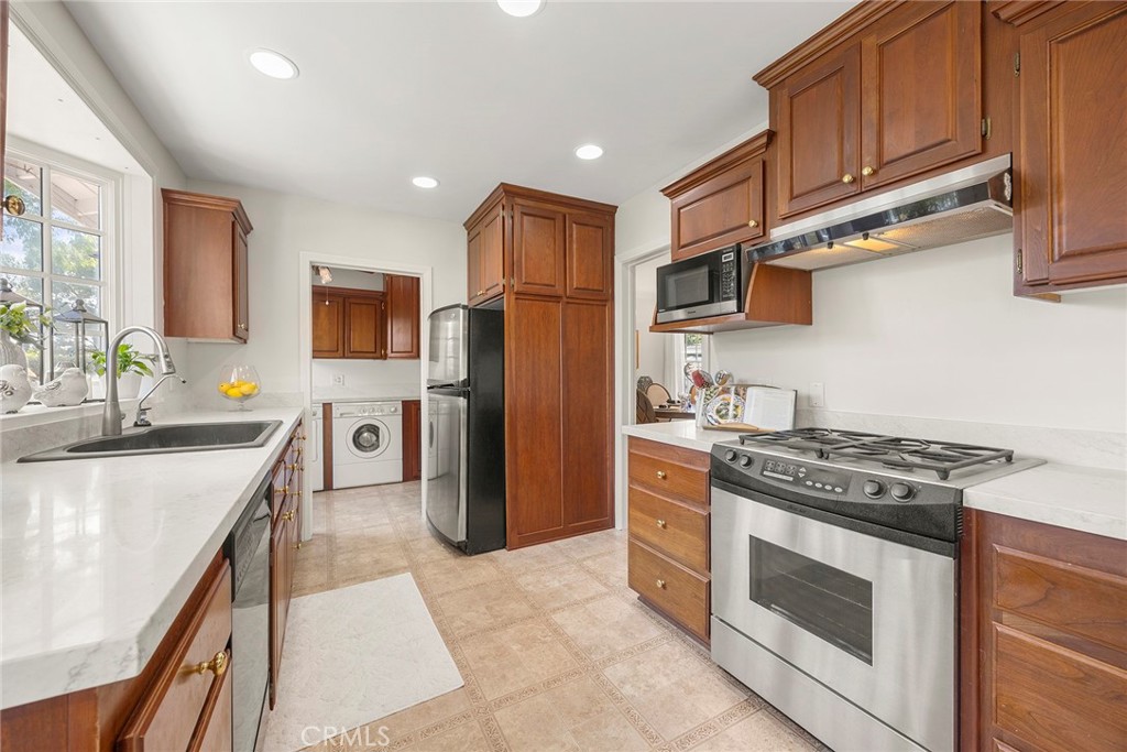 1104 Cerritos