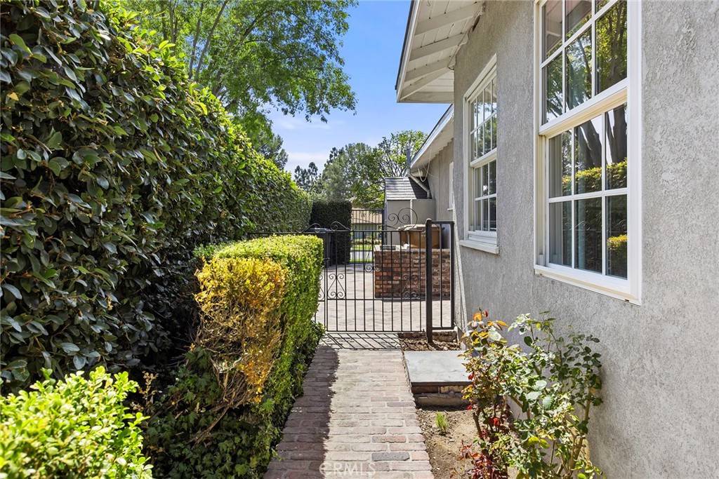 1104 Cerritos
