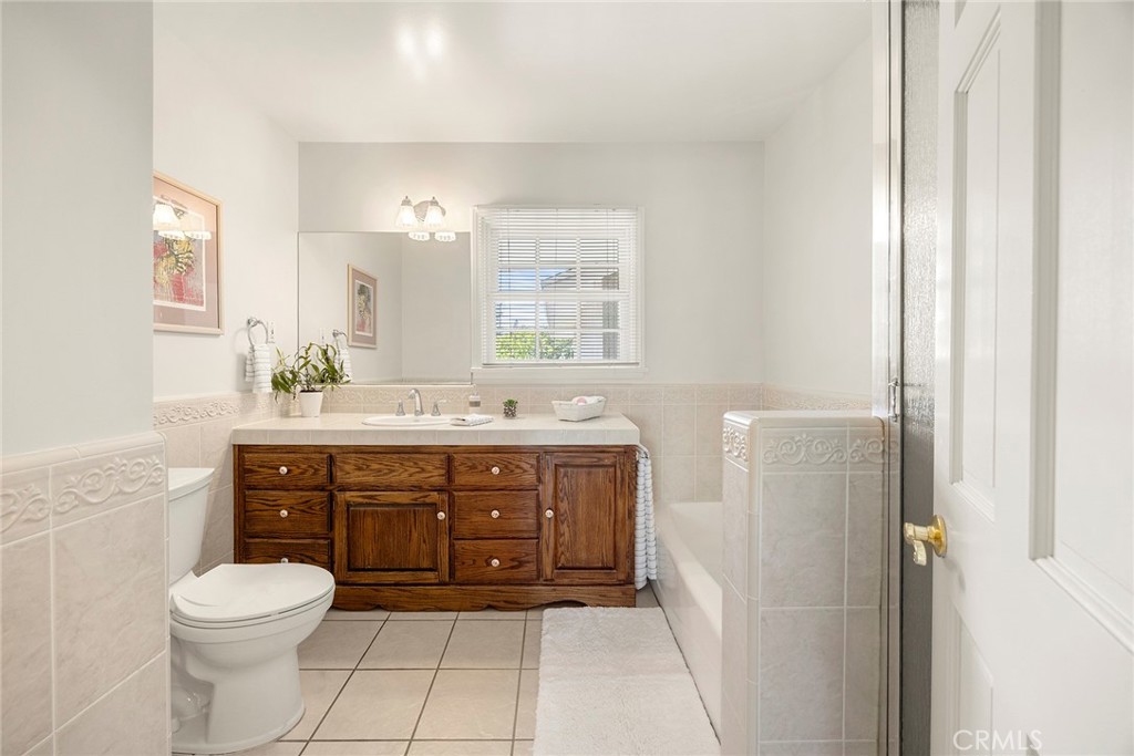 1104 Cerritos