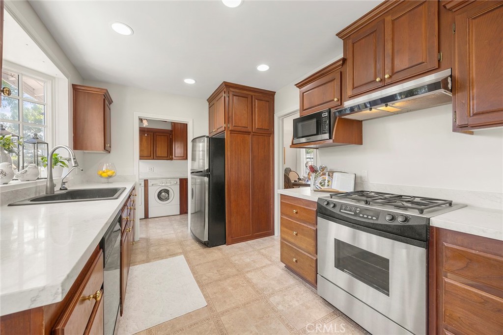 1104 Cerritos