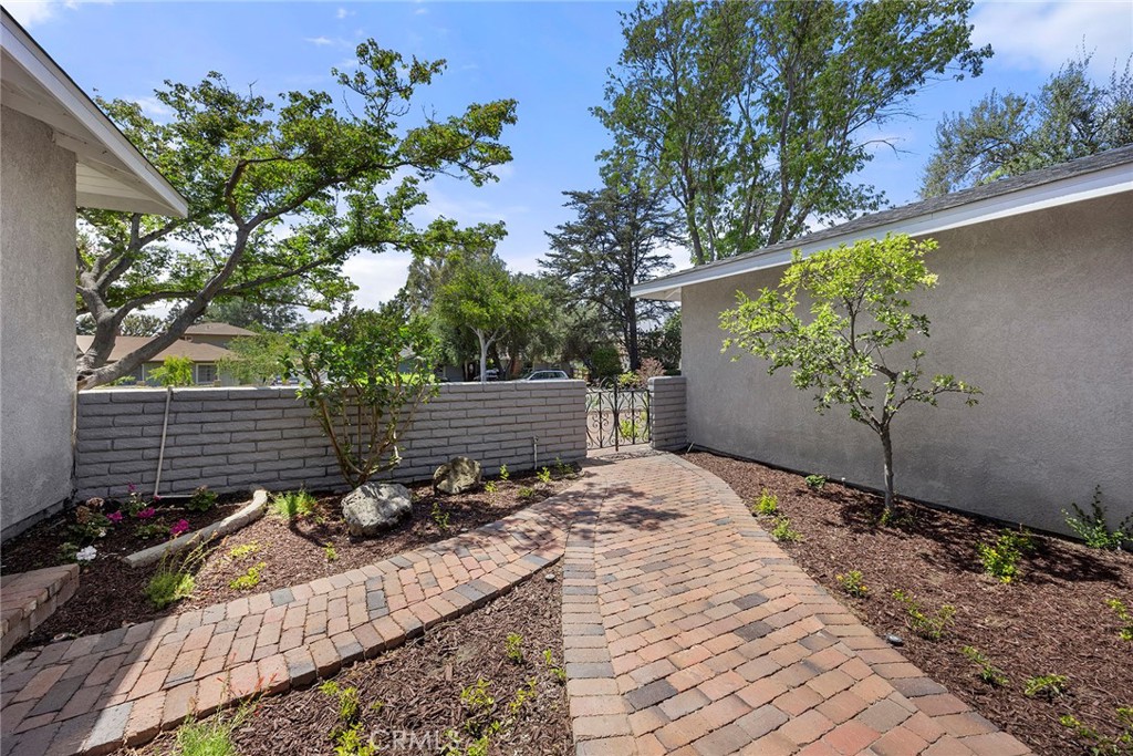 1104 Cerritos