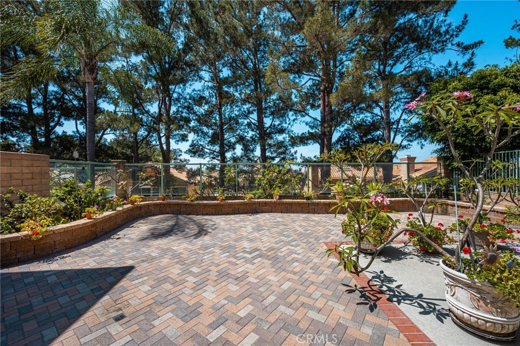 860 E Chisholm Court