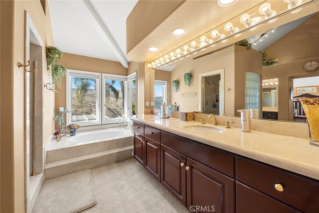 4890 Green Crest