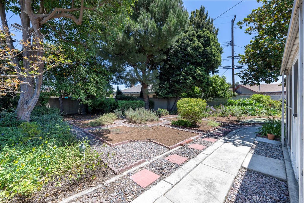 2115 E South Redwood Dr