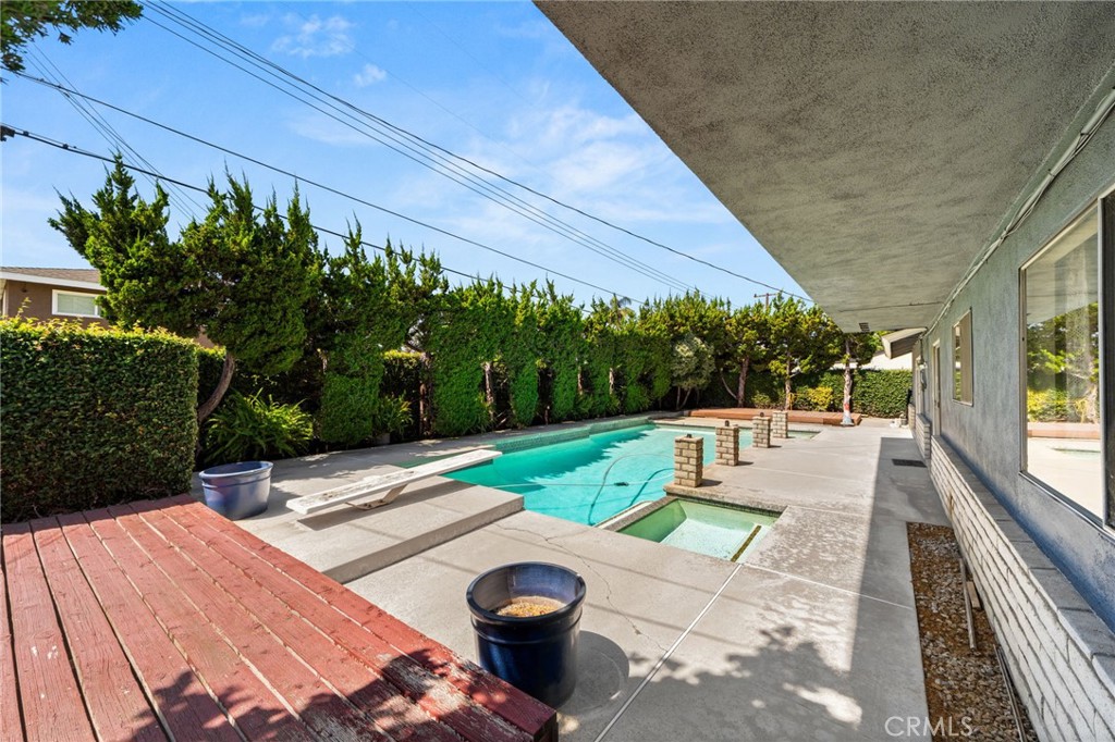 2534 E Washington