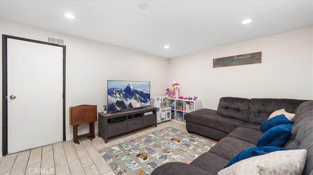 16136 Cornuta Avenue 112