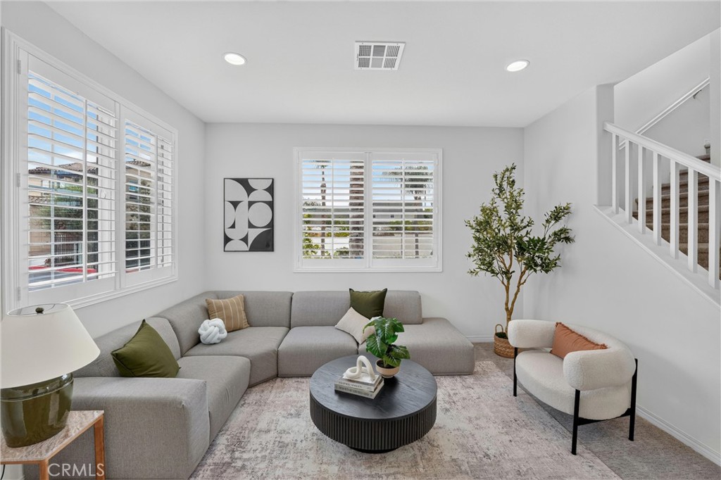 1115 N Vecino
