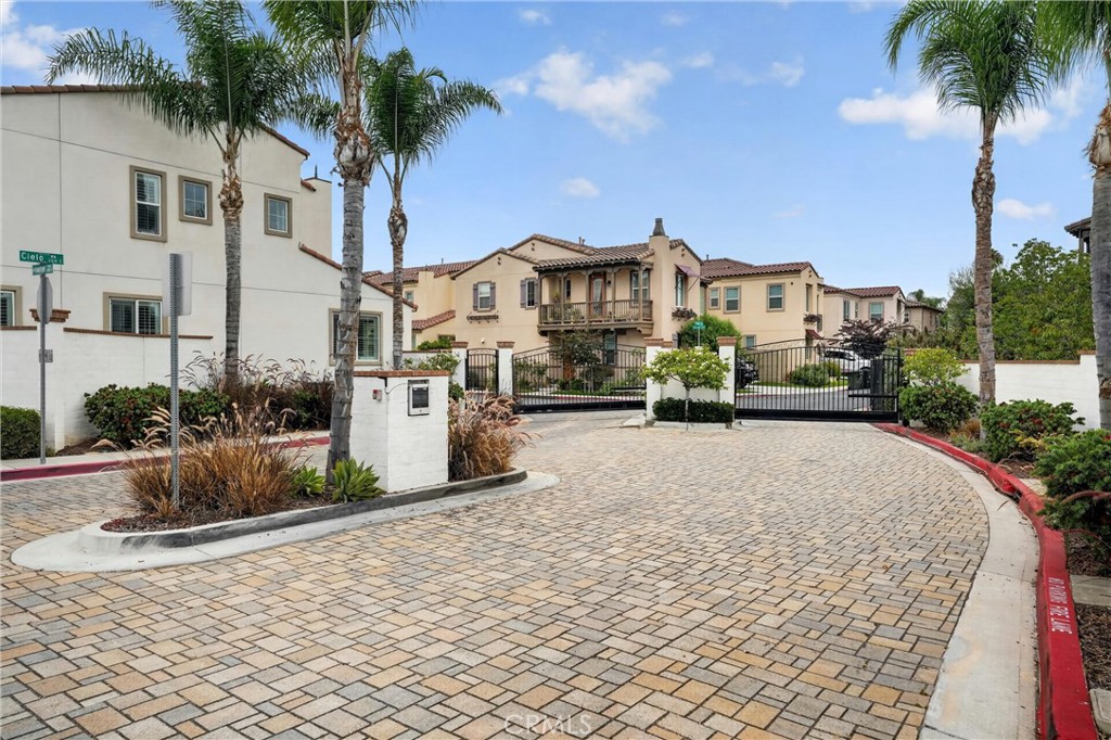 1115 N Vecino