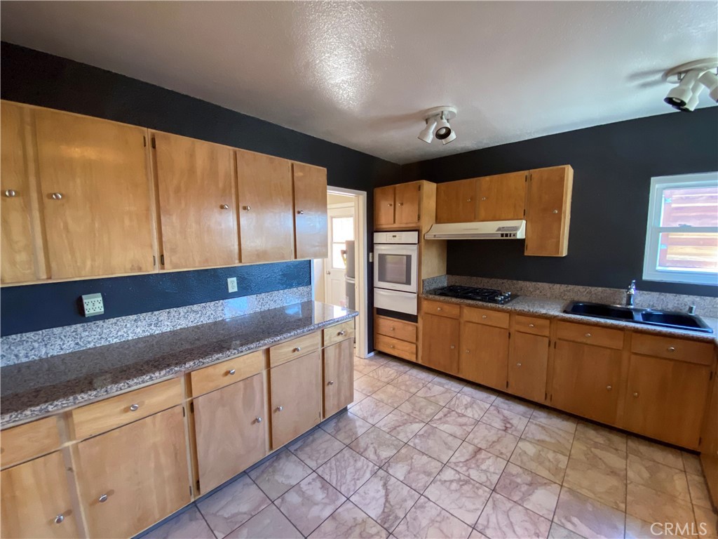 408 De La Fuente Street