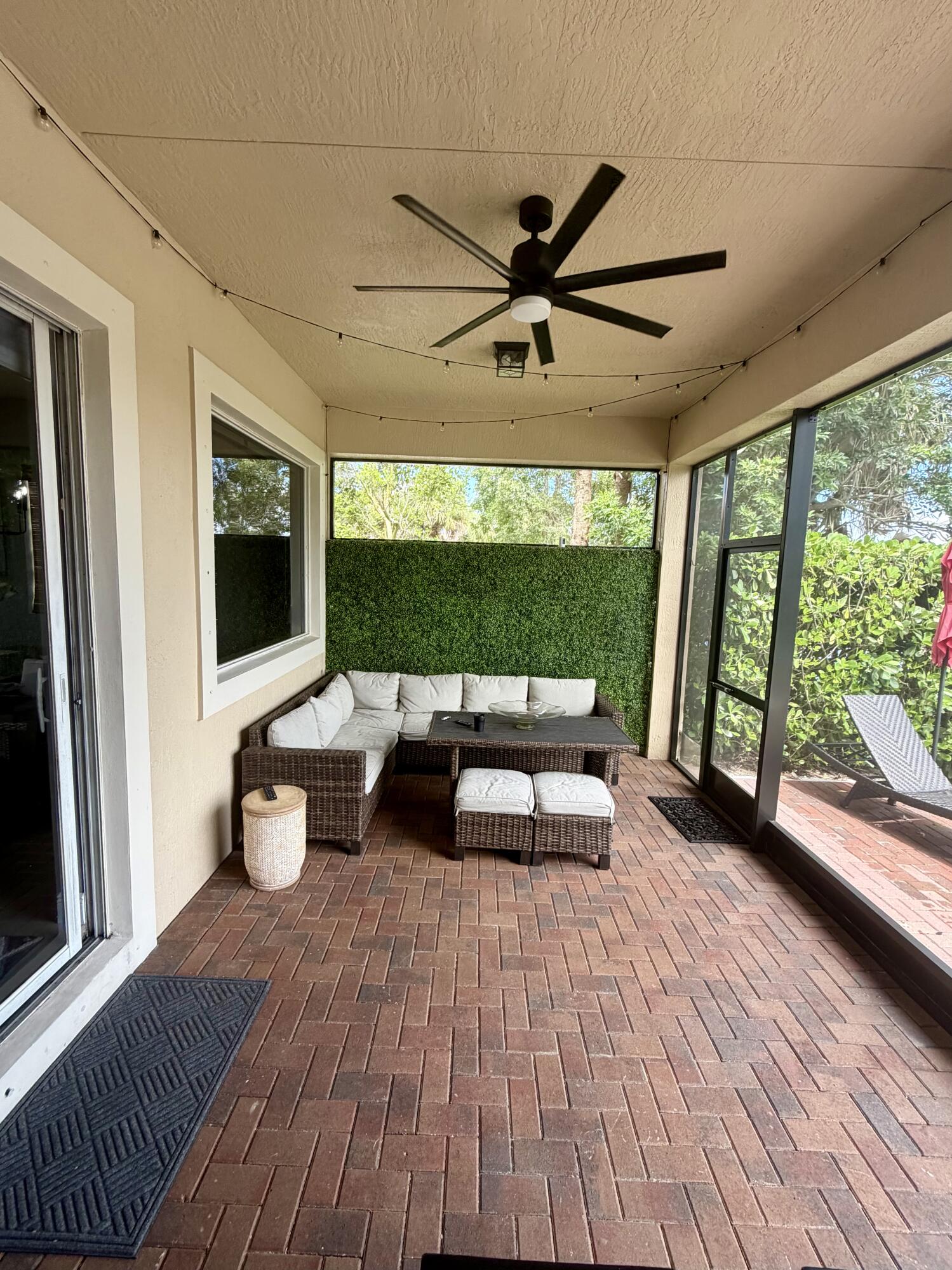 12200 NW 77TH Manor