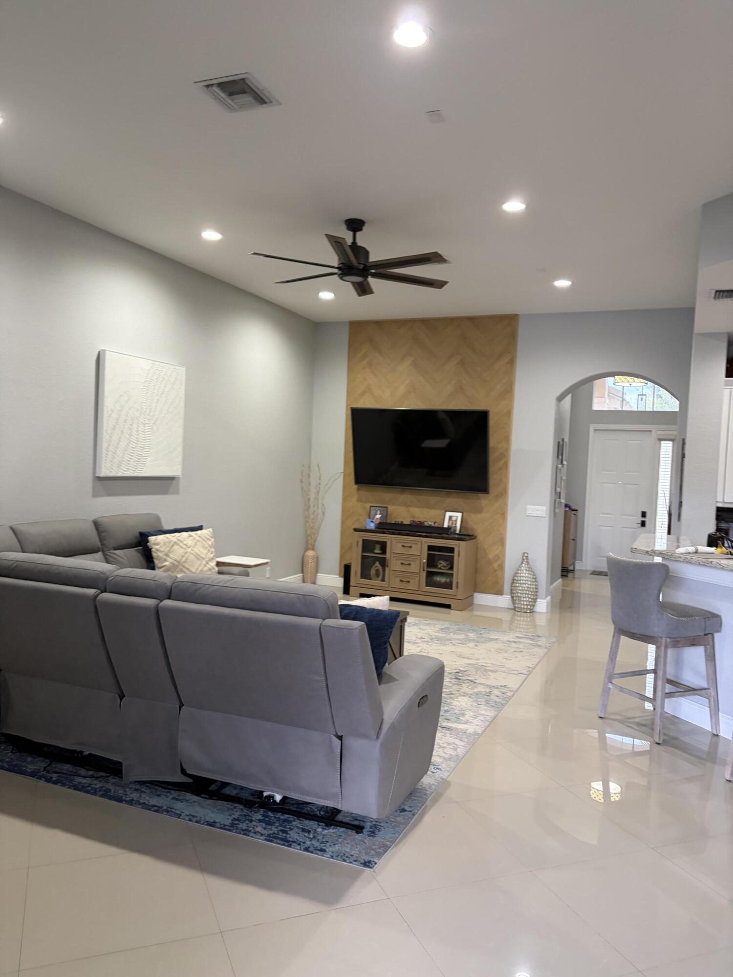 12200 NW 77TH Manor