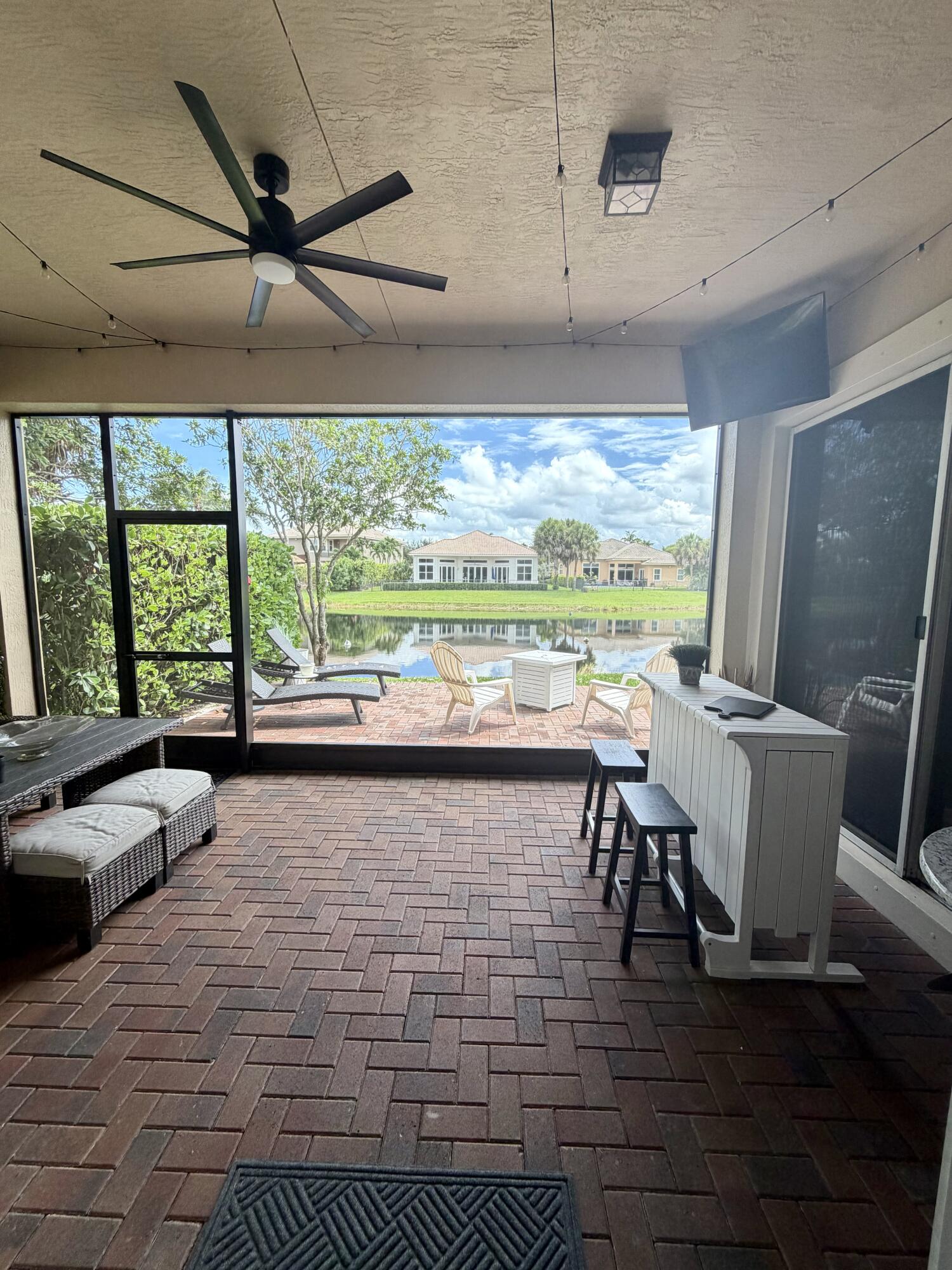 12200 NW 77TH Manor