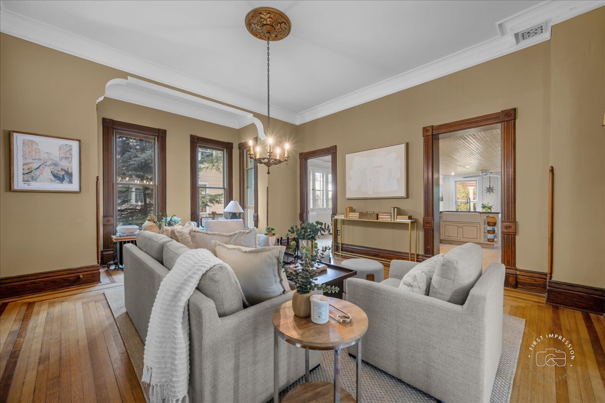 123 N Prairie Street