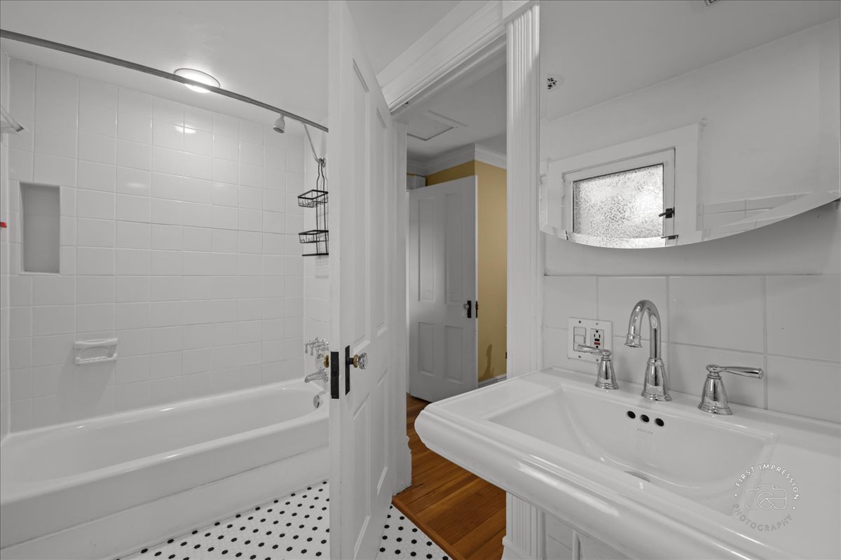 123 N Prairie Street