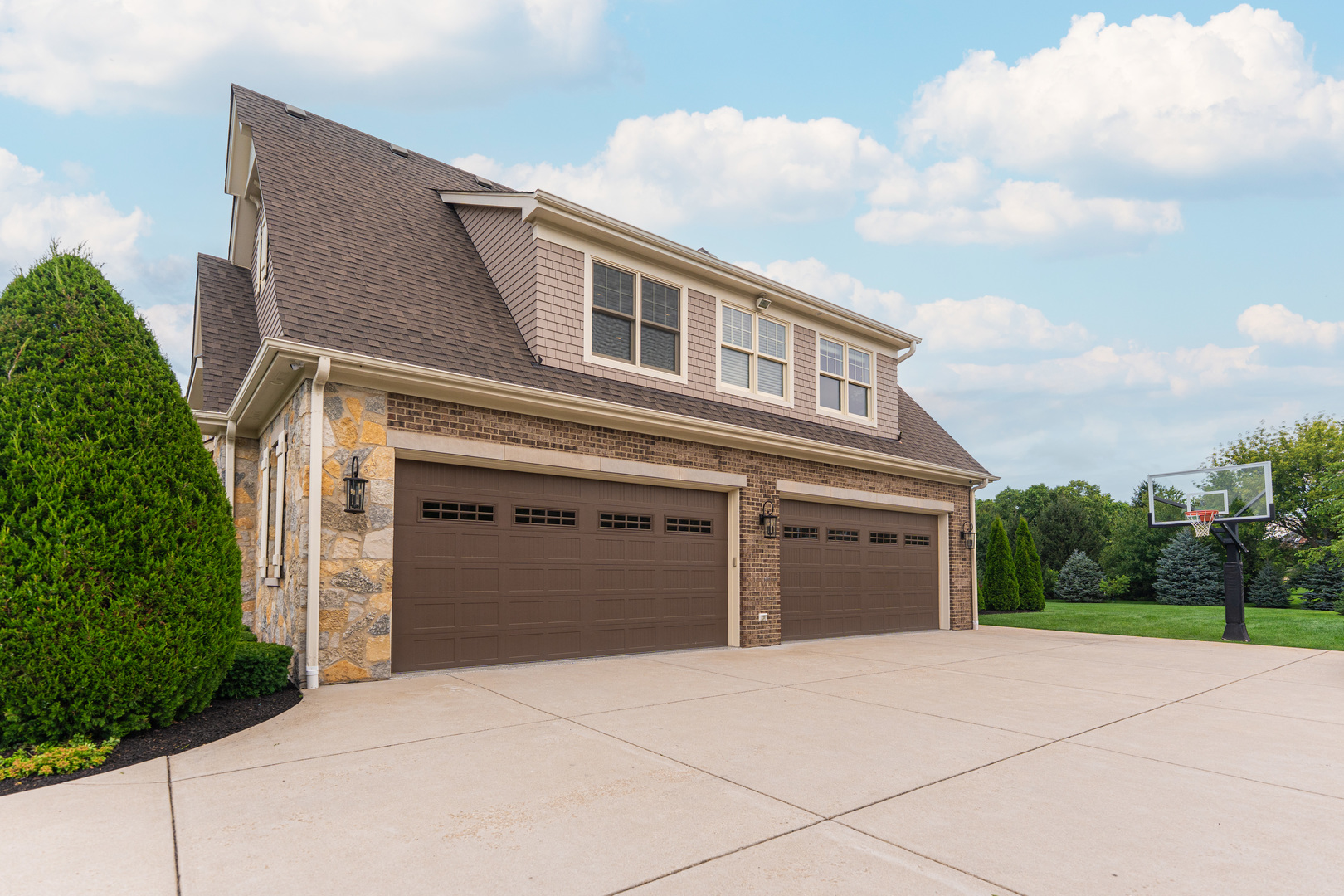 39W162 Long Meadow Lane