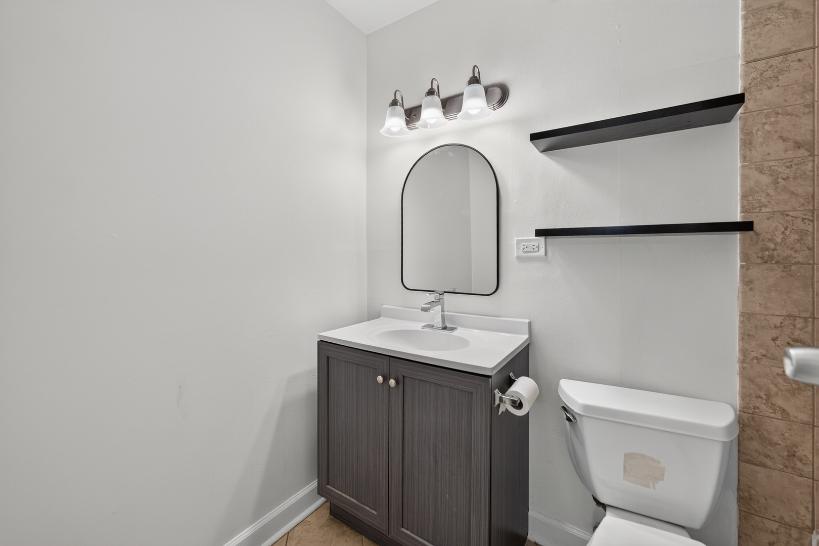 703 Fullerton Avenue Unit: 207