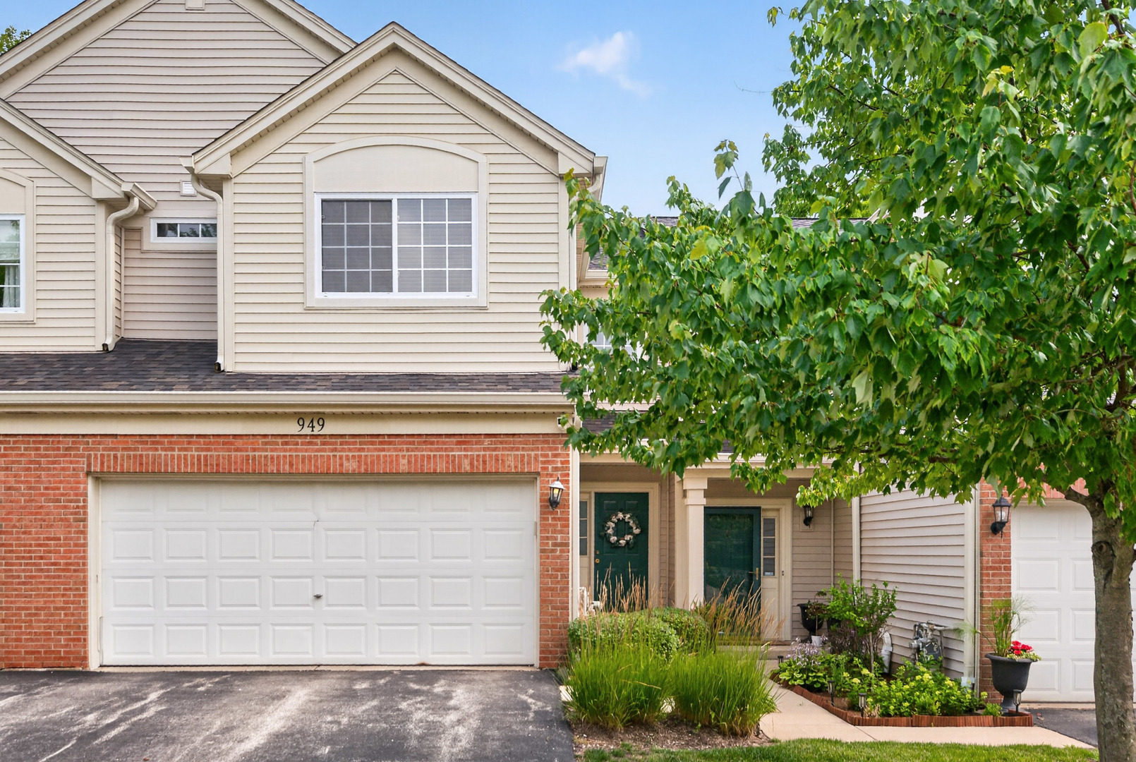 949 Tanager Court
