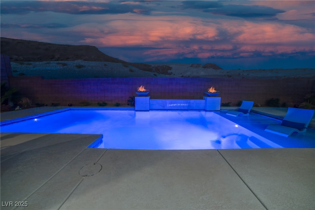 8 Hilltop Crest Street