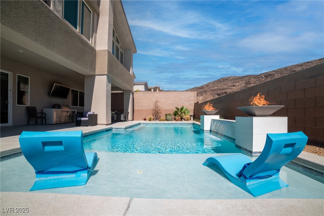 8 Hilltop Crest Street