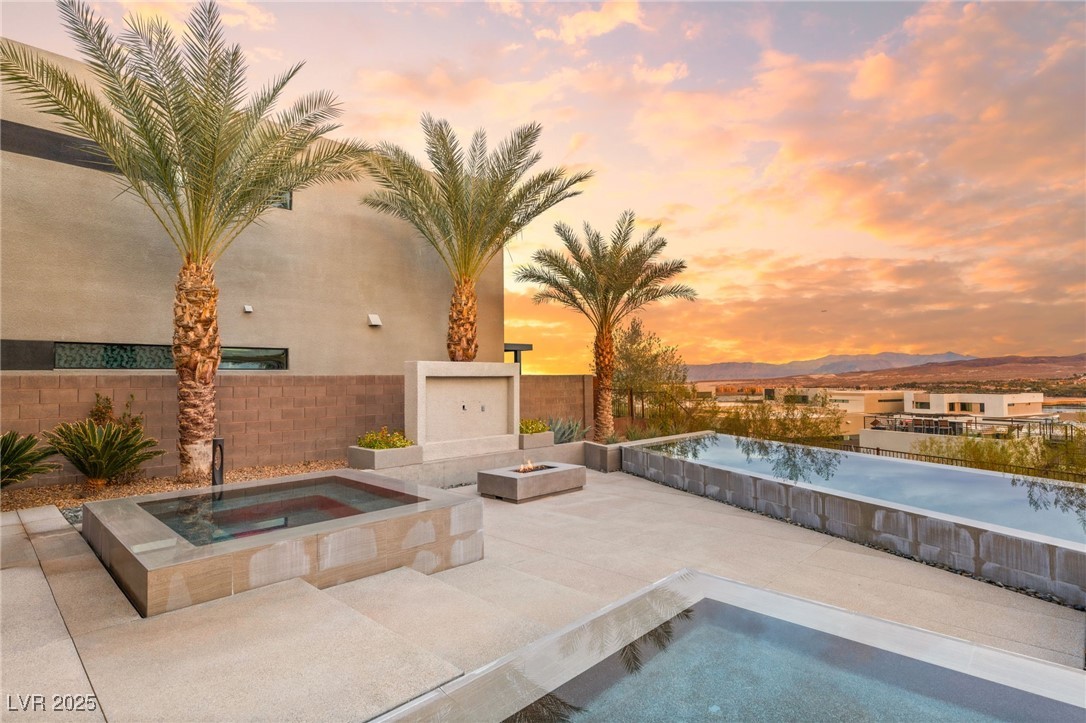 12 Falling Canyon Court